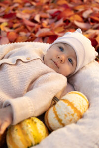 babyfotos-fuerth Baby liegt auf Decke und lächelt in Fürth.