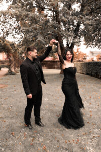 paar-park-shooting-nuernberg Ein Pärchen steht im Stadtpark Nürnberg und hält Händchen.