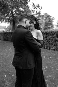 parchen-shooting-nuernberg Auf einer Wiese in Nürnberg umarmt sich ein liebendes Pärchen und sieht sich an.