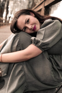 portrait-bruecke-fuerth Eine Frau sitzt am Boden einer Brücke und legt ihren Kopf auf ihren Knien ab.