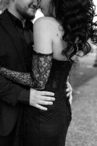 verlobung-shooting-wiese-nuernberg Auf einer Wiese in Nürnberg umarmt sich ein Pärchen und lächelt.